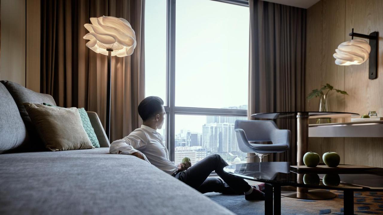 Amari Kuala Lumpur Hotel Ngoại thất bức ảnh A guest room at the hotel