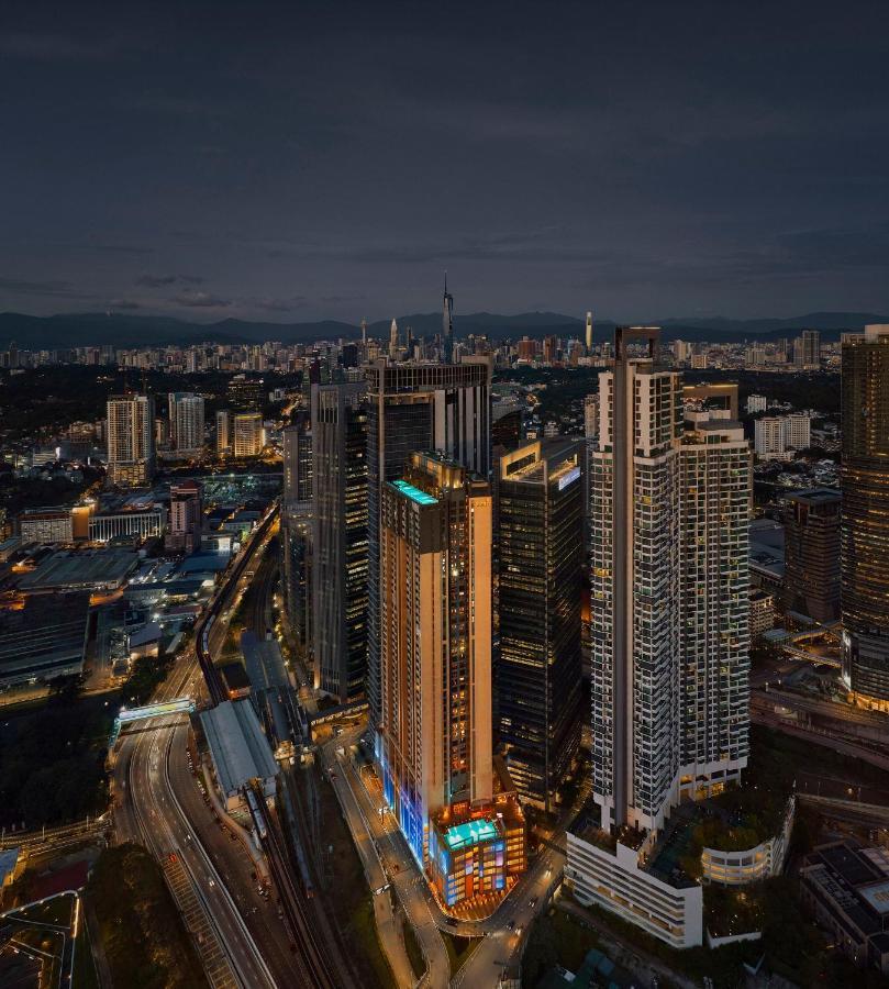 Amari Kuala Lumpur Hotel Ngoại thất bức ảnh Aerial view of the complex at night