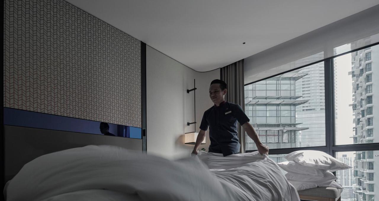 Amari Kuala Lumpur Hotel Ngoại thất bức ảnh A hotel housekeeper making a bed